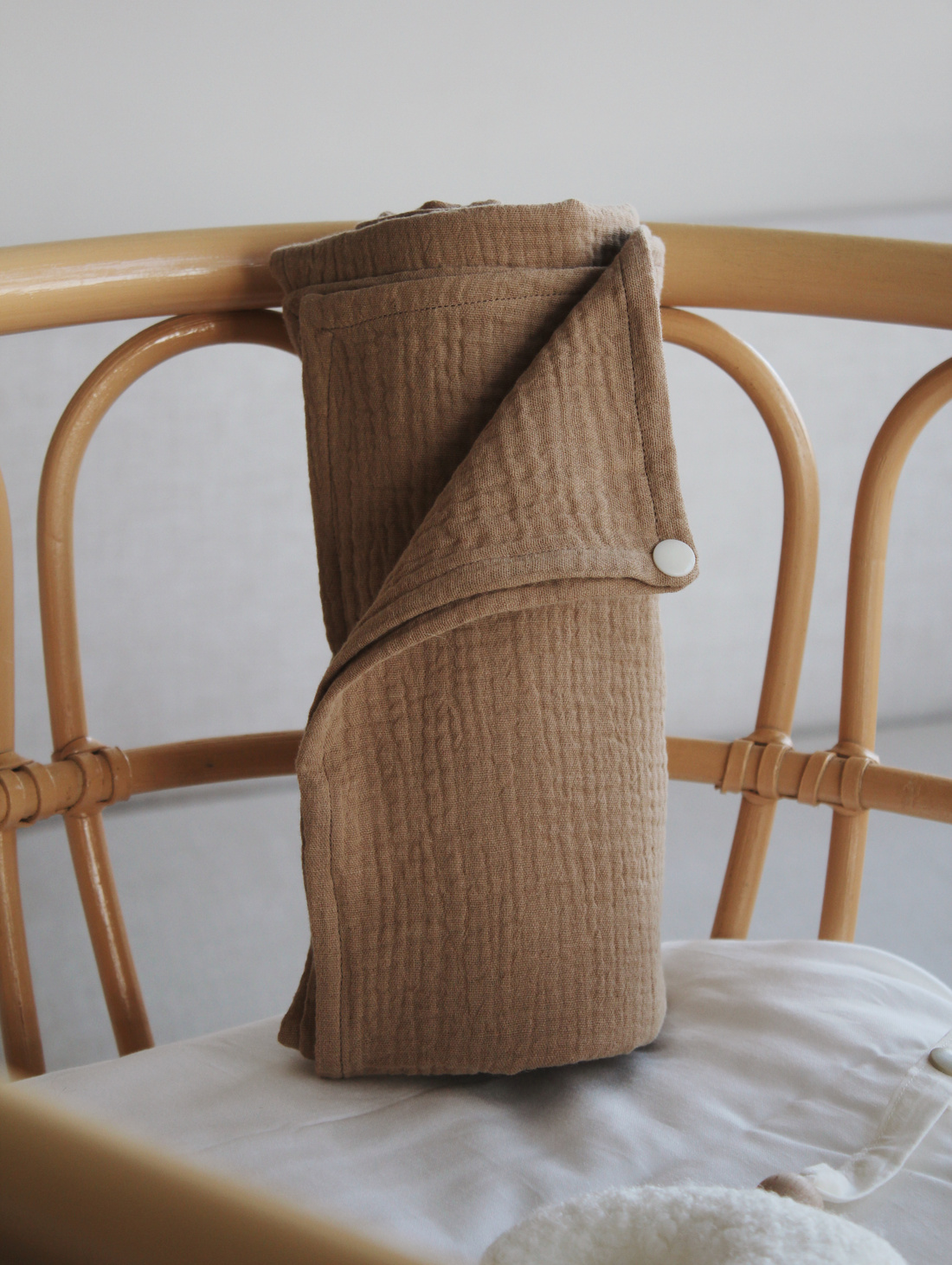 Муслиновая пеленка на кнопке, цвет "орех" - фотография товара