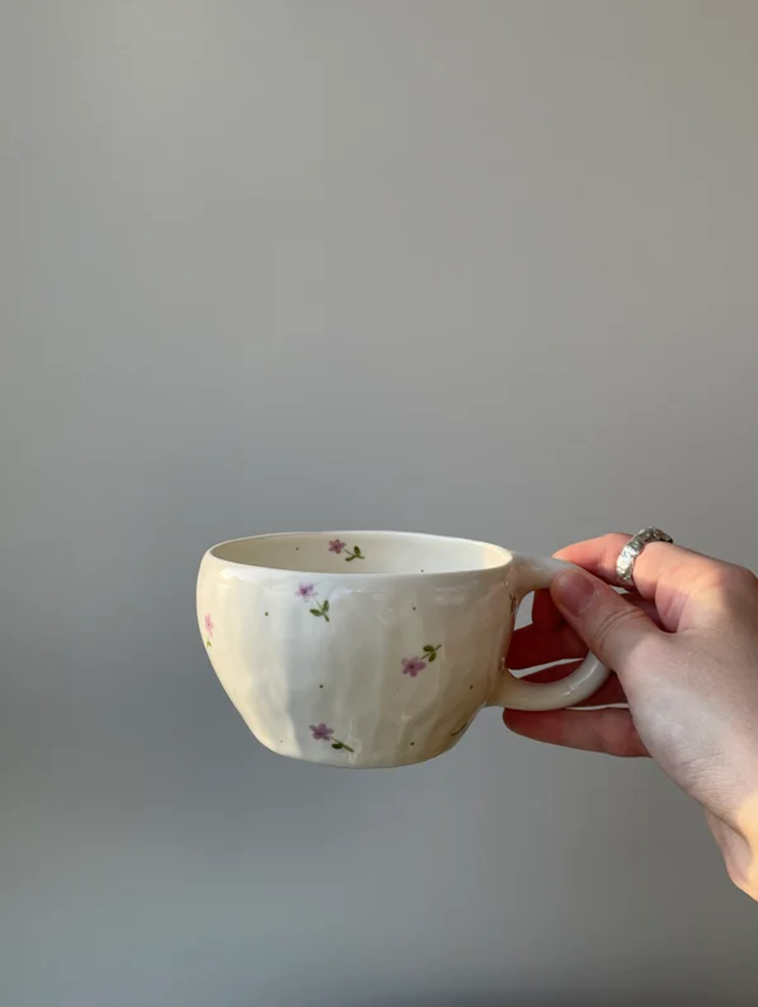 Керамическая кружка ручной работы «Сиреневые цветы» - фотография товара
