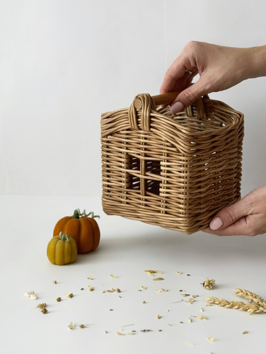 Плетёный домик с ручкой