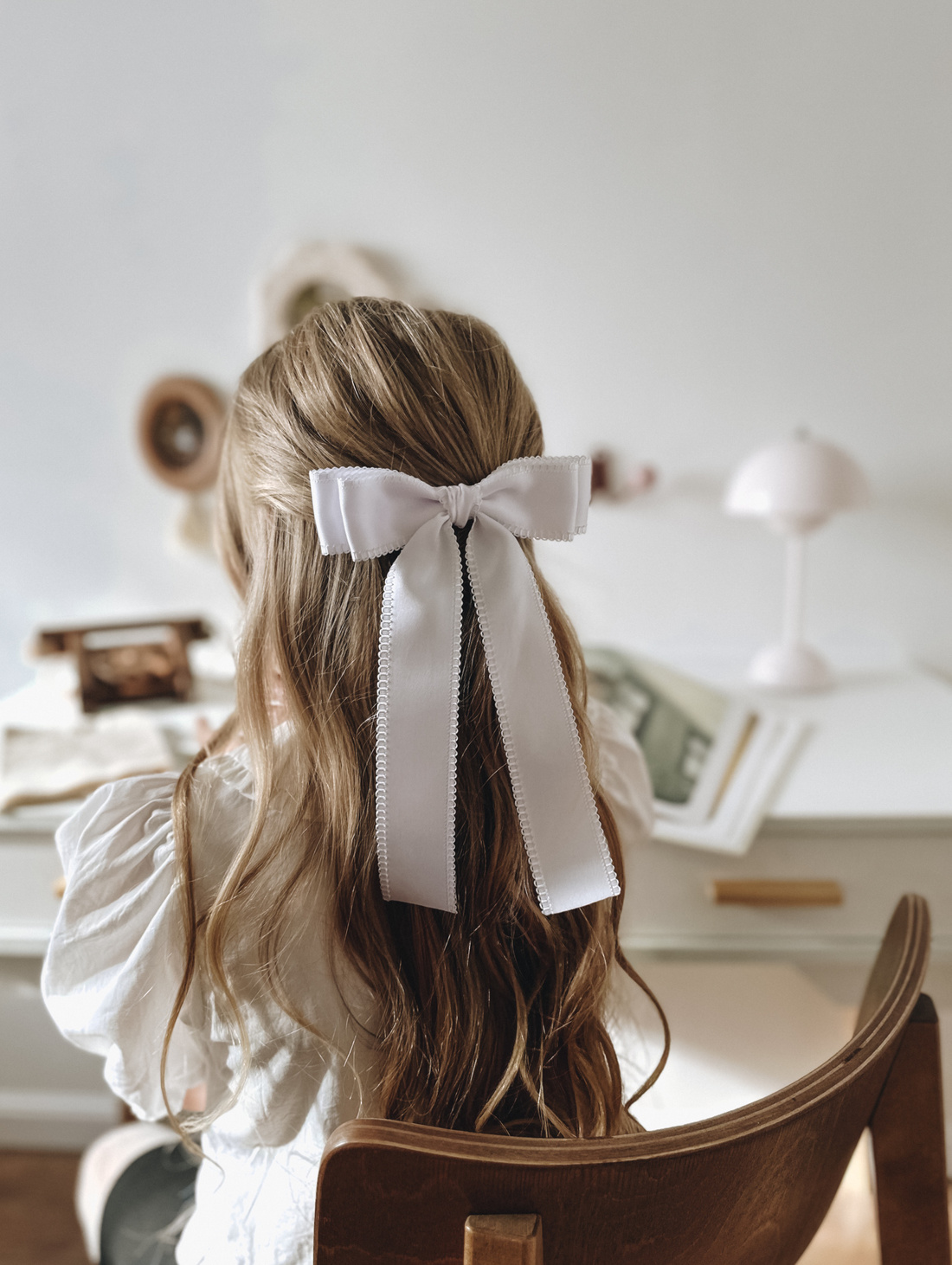 Бант белый из плотного атласа - фотография товара