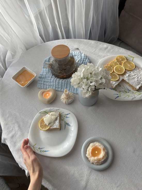 Декоративный набор (ваза, подставка, две свечи)