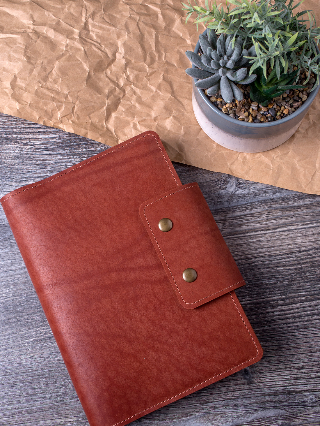 Ежедневник подарочный на кнопках, недатированный, цвет коньяк - фотография товара