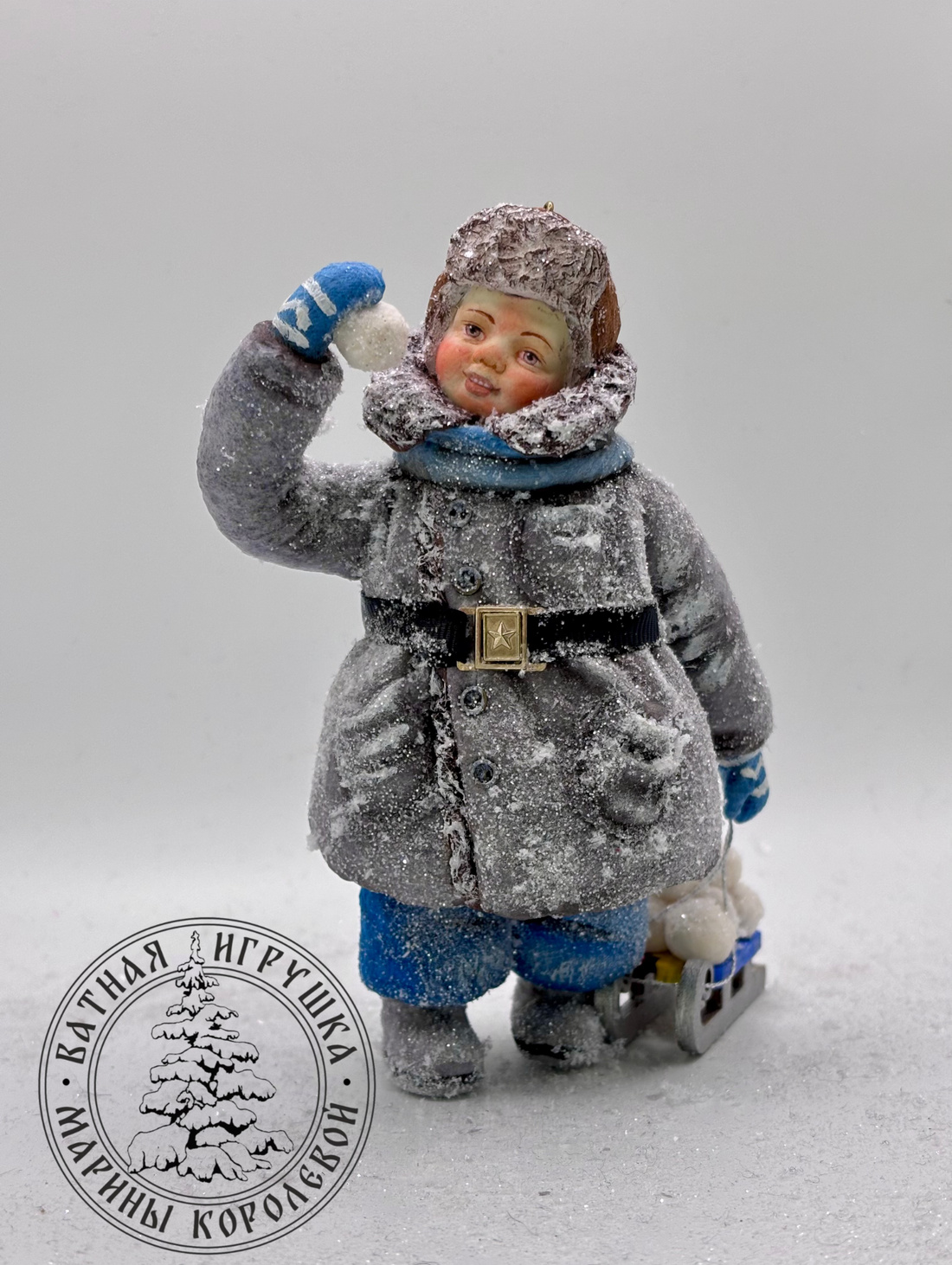 Ватная елочная игрушка «Мальчик с санками» - фотография товара