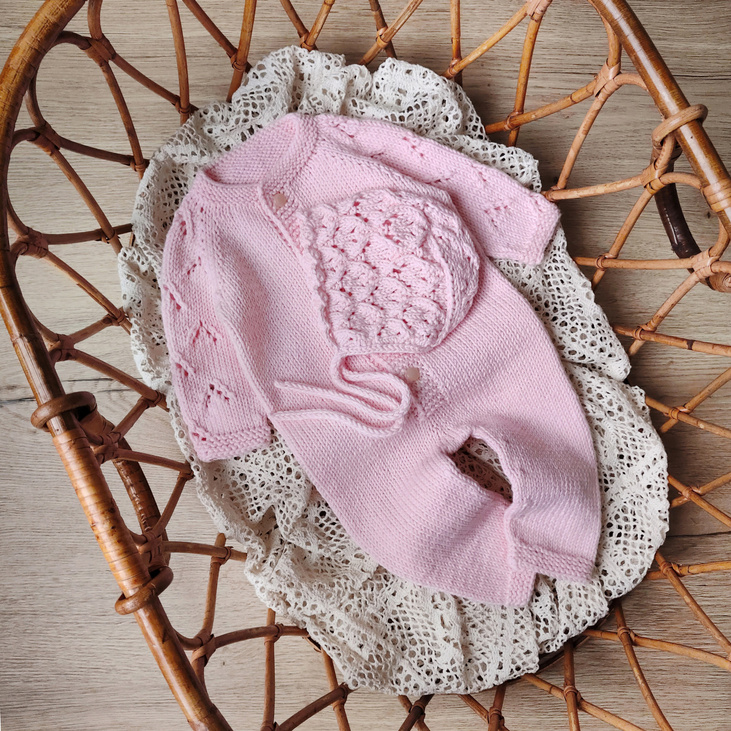 Комбинезон для девочки и чепчик для новорожденных