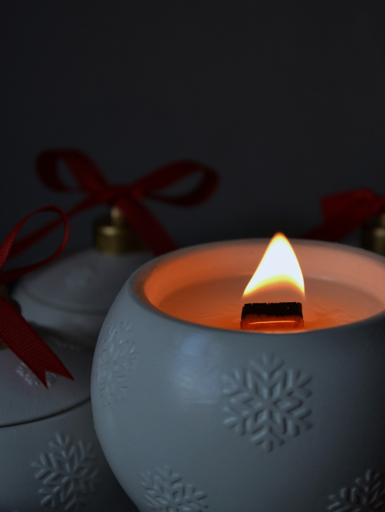 Ароматическая свеча Елочный шар "Зимний клюквенный лес"