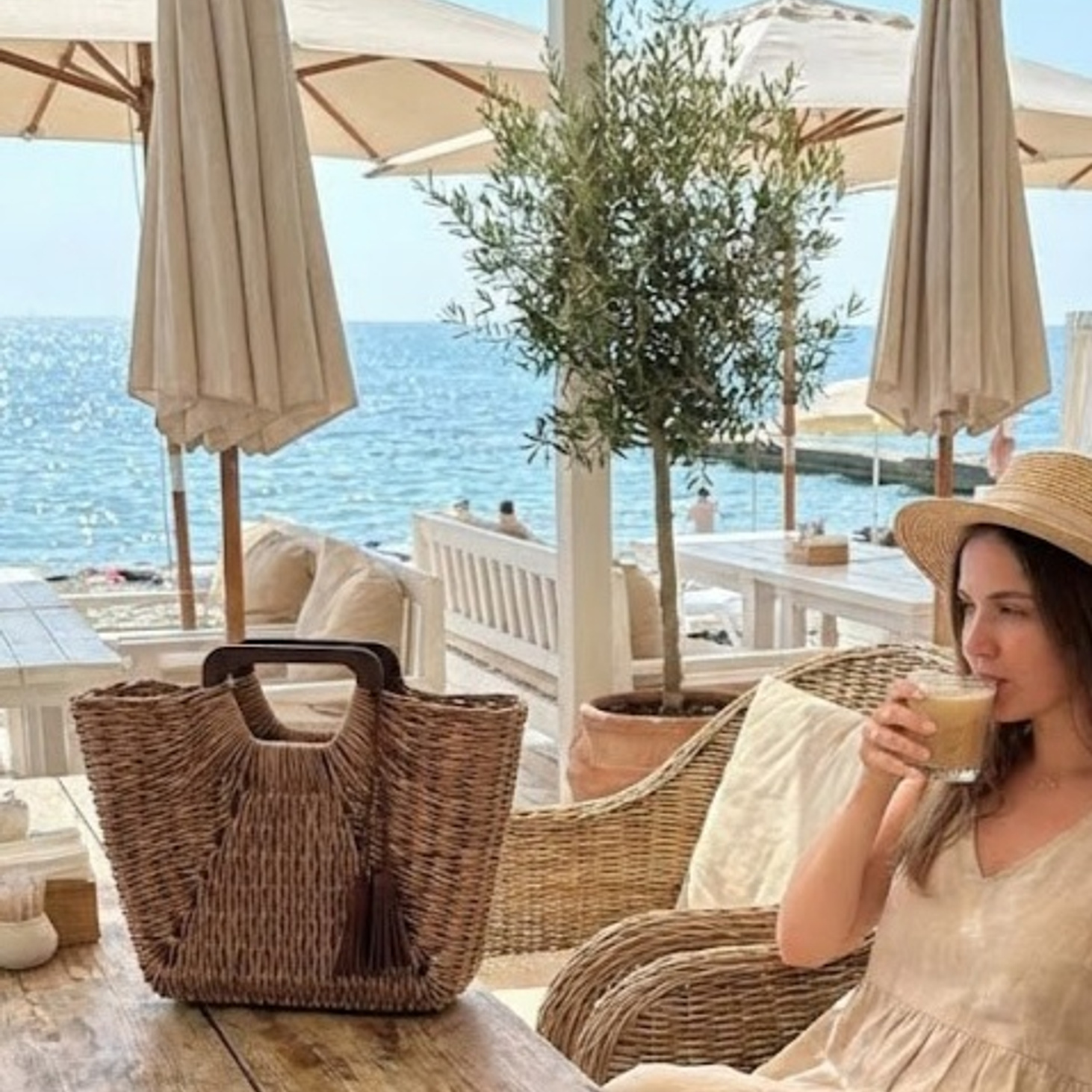 Пляжная плетеная сумка с деревянными ручками - фотография товара