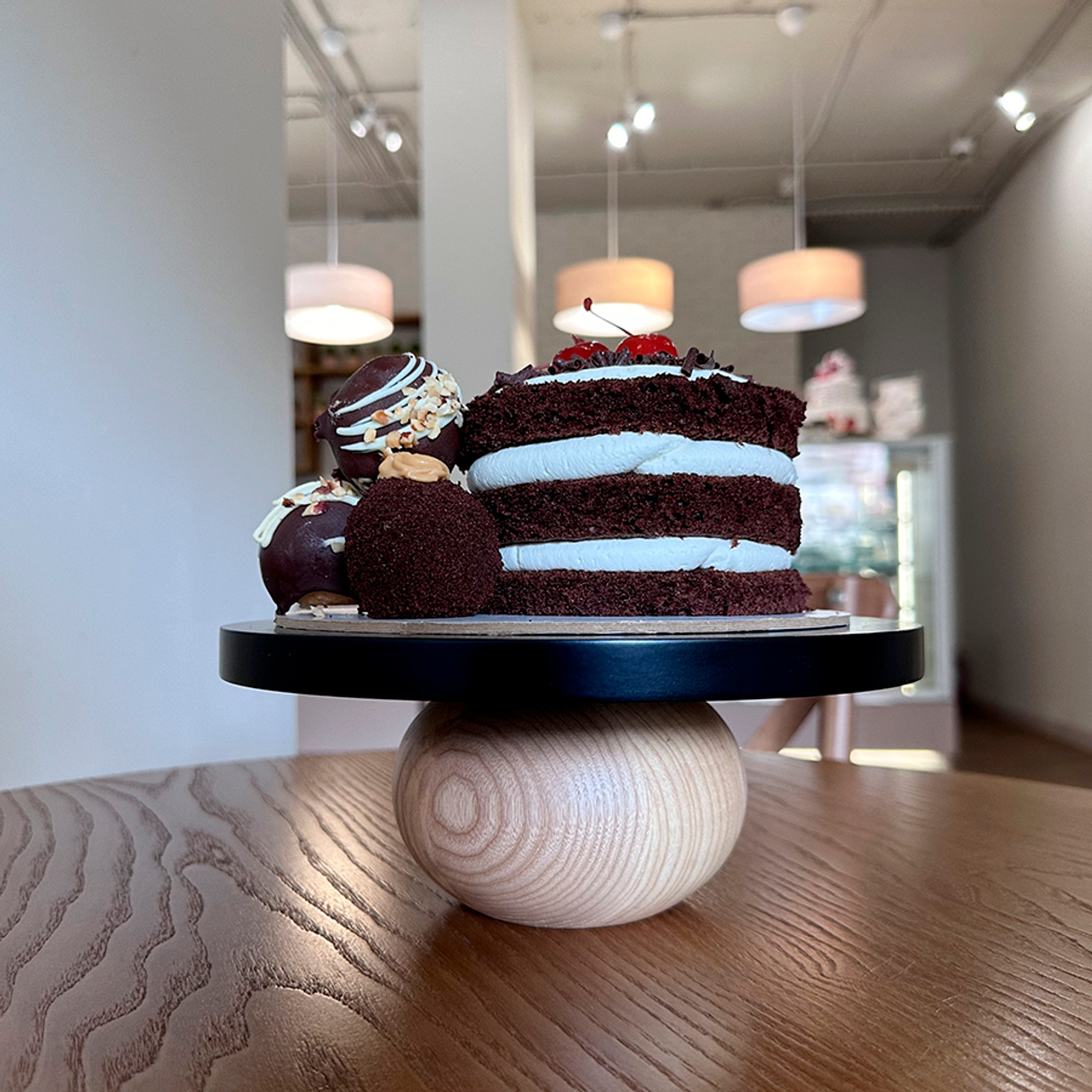 Тортовница деревянная на ножке "Paffuto nero" - фотография товара