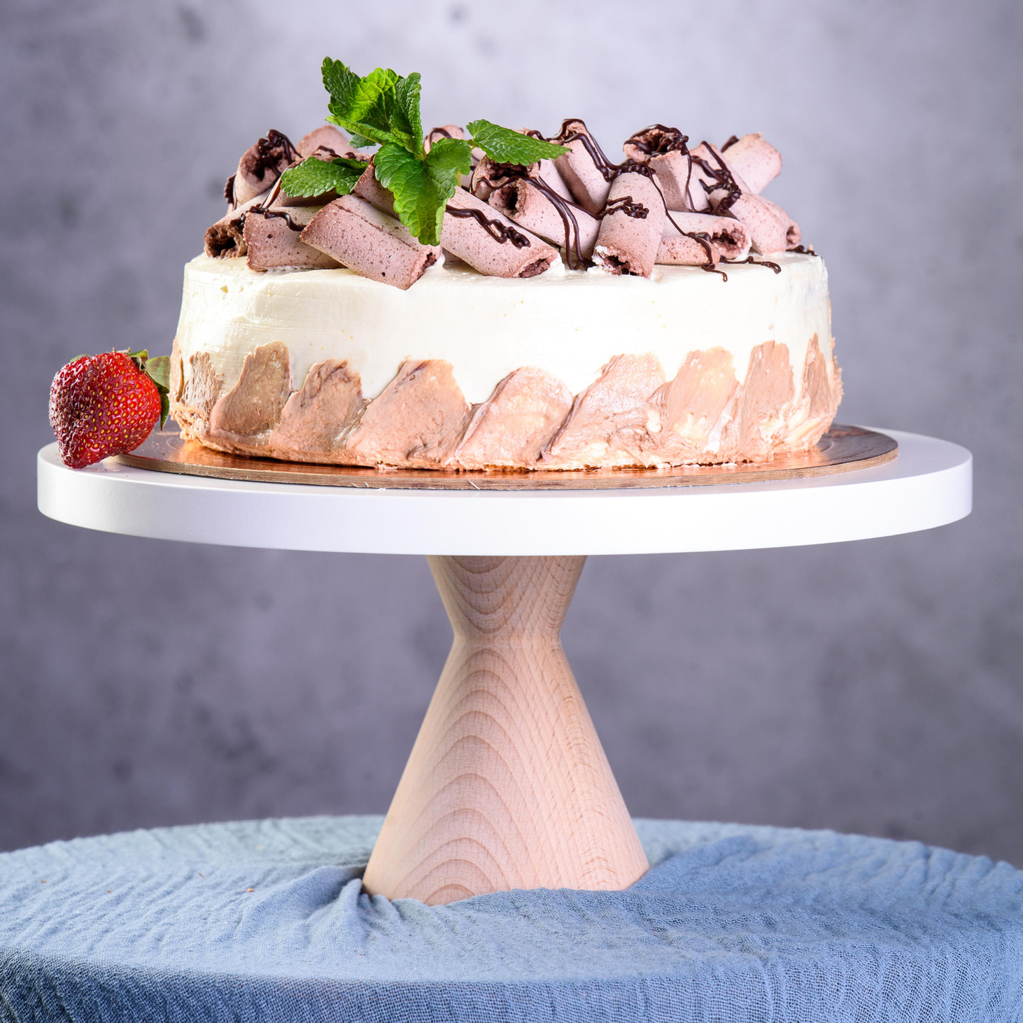 Тортовница деревянная на ножке "Сканди" - фотография товара