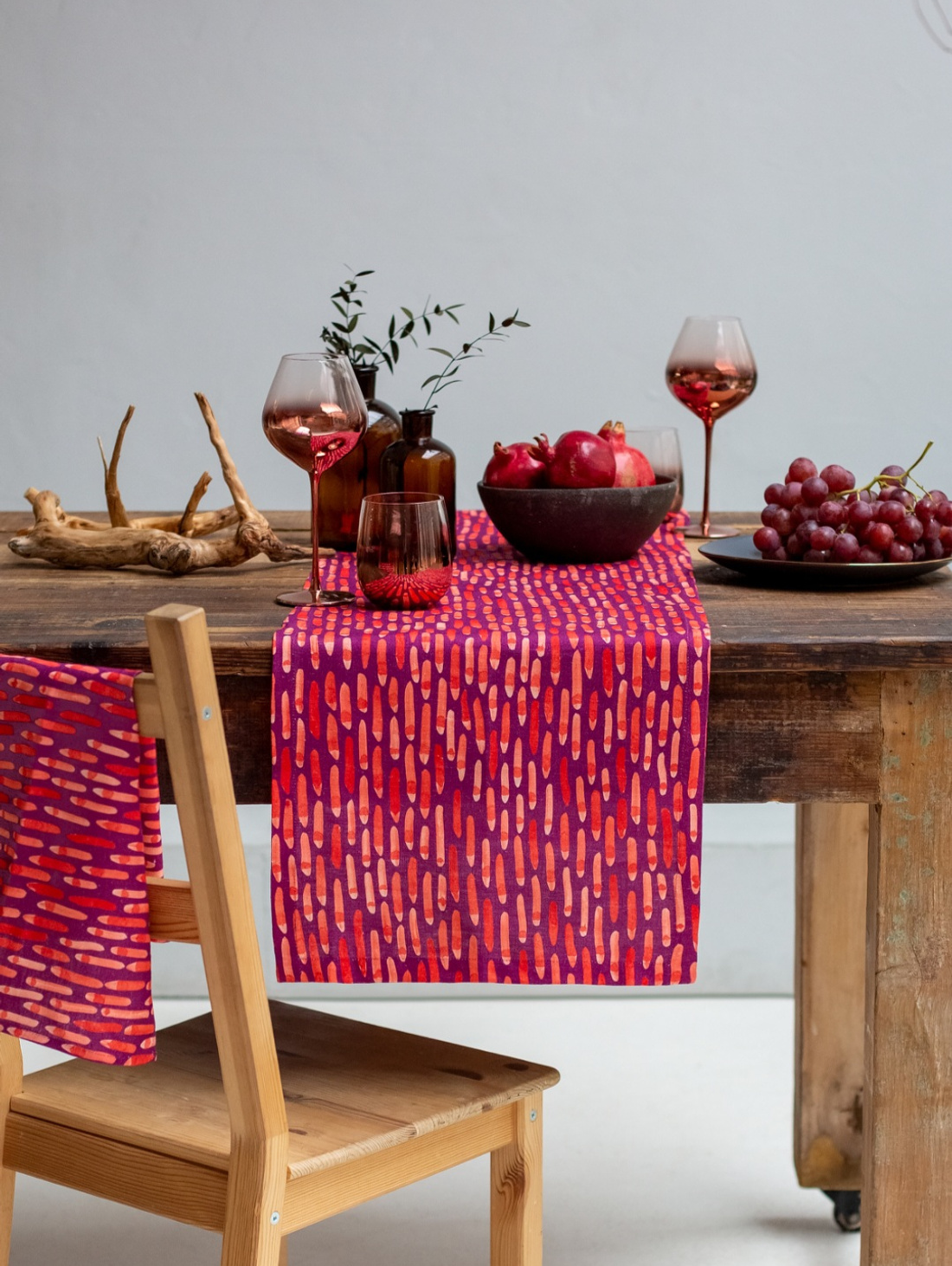 Дорожка "Штрихи" на бордовом фоне - фотография товара