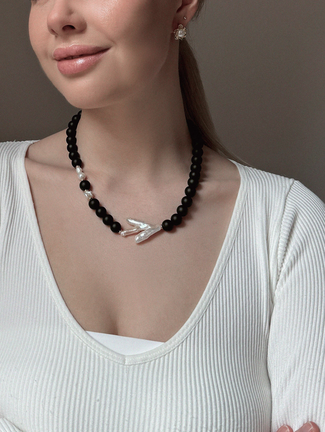 Колье "Black&White" из жемчуга и агата - фотография товара