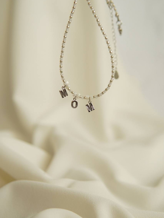 Чокер с буквами MOM