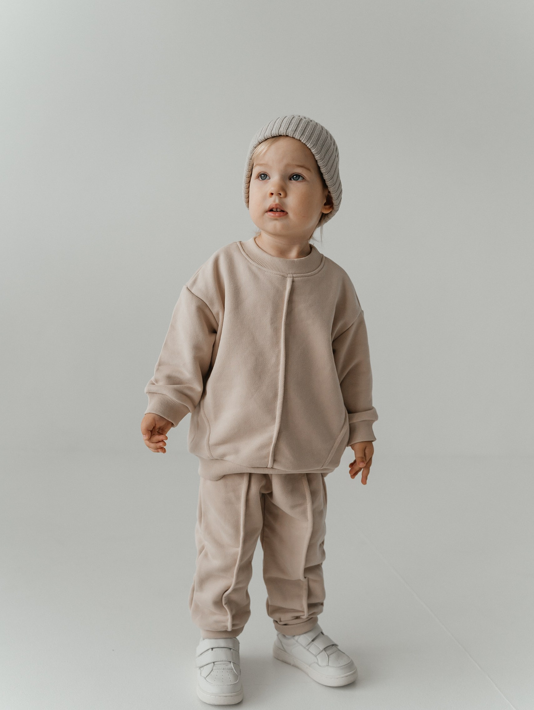 Бежевый костюм с защипами: свитшот и джоггеры - фотография товара