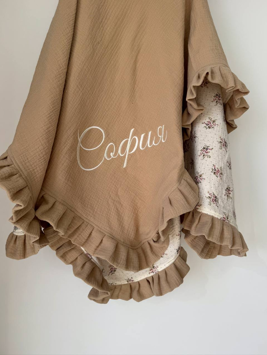 Именной плед с рюшей из муслина - фотография товара