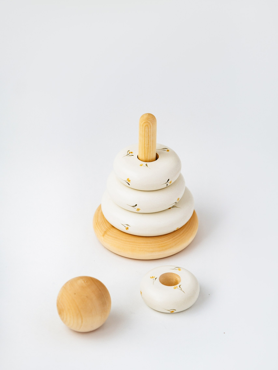 Деревянная пирамидка "Жёлтые цветочки" - фотография товара