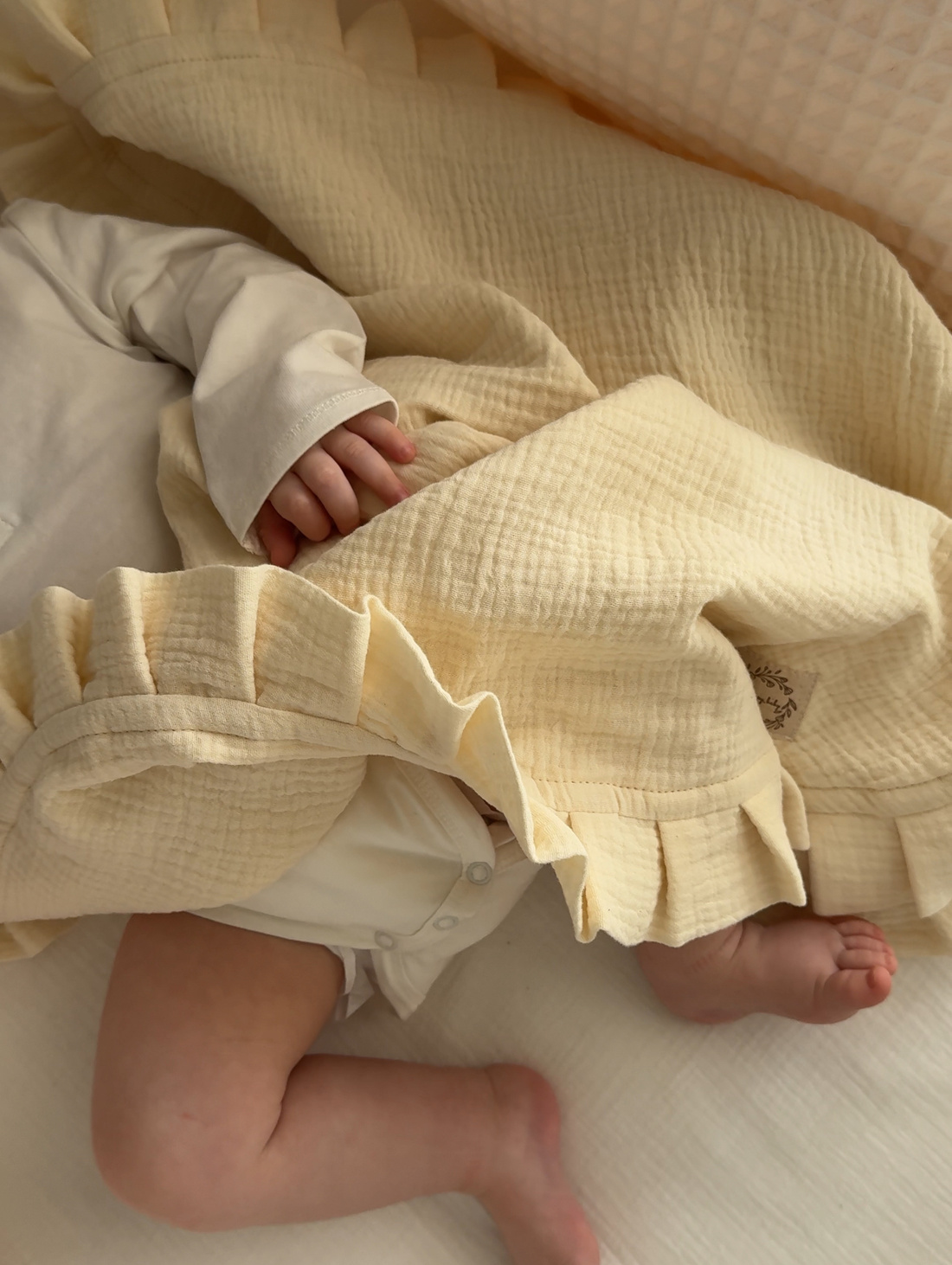 Муслиновый плед с рюшей "Сливочный" - фотография товара