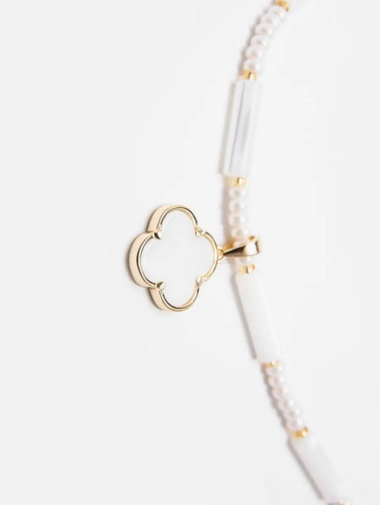 Чокер с клевером из жемчуга и перламутра золотистый