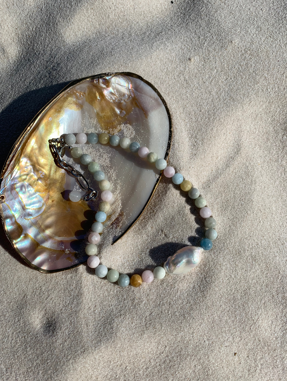 Колье из разноцветного берилла с крупной натуральной барочной жемчужиной - фотография товара