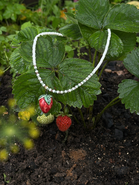 Колье «Клубничка» с керамической подвеской