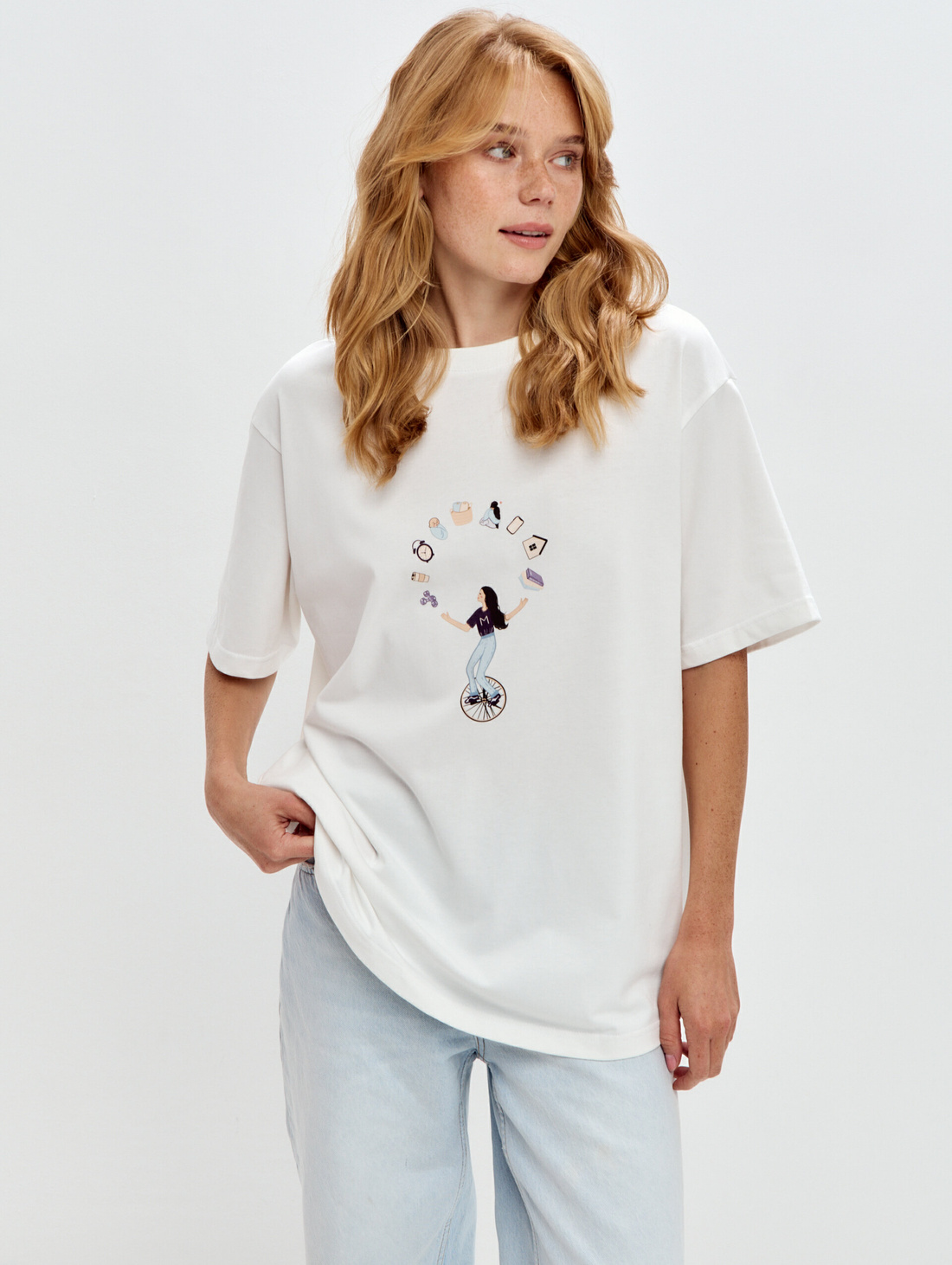 Футболка в молочном цвете "Колесо баланса" - фотография товара