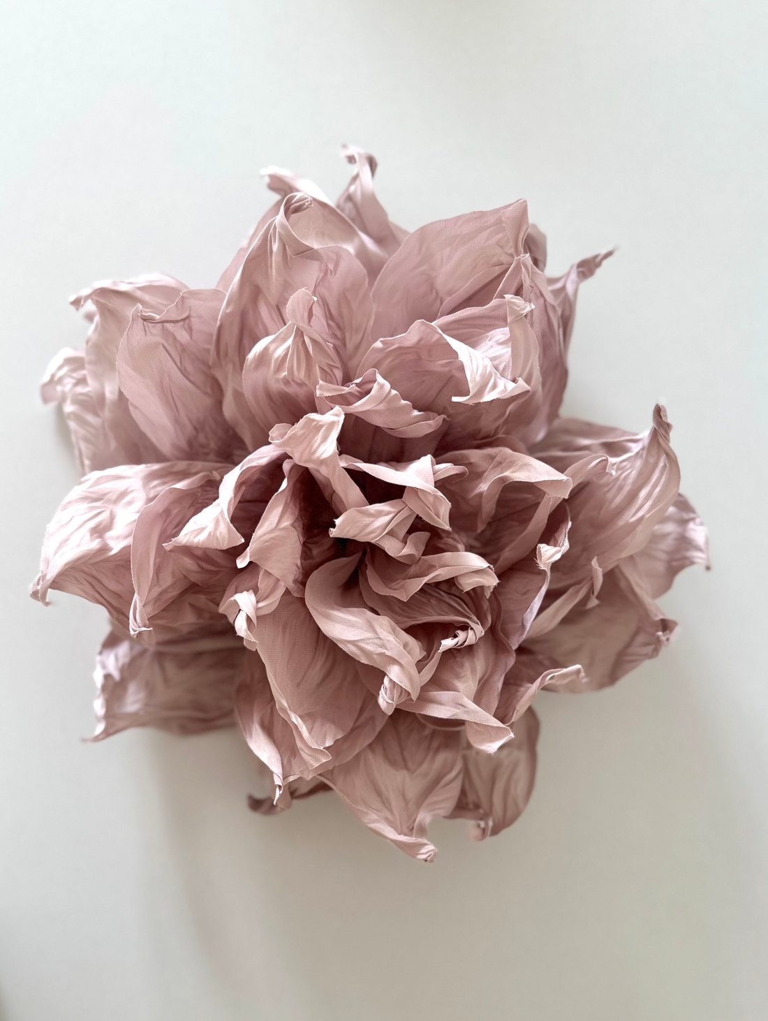 Стилизованный пион-брошь - фотография товара