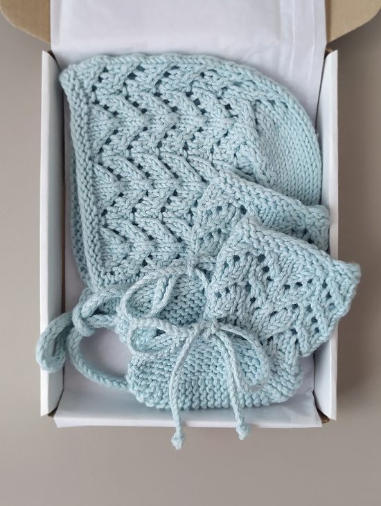 Комплект на выписку для мальчика - чепчик и пинетки