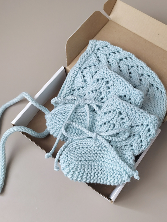 Комплект на выписку для мальчика - чепчик и пинетки