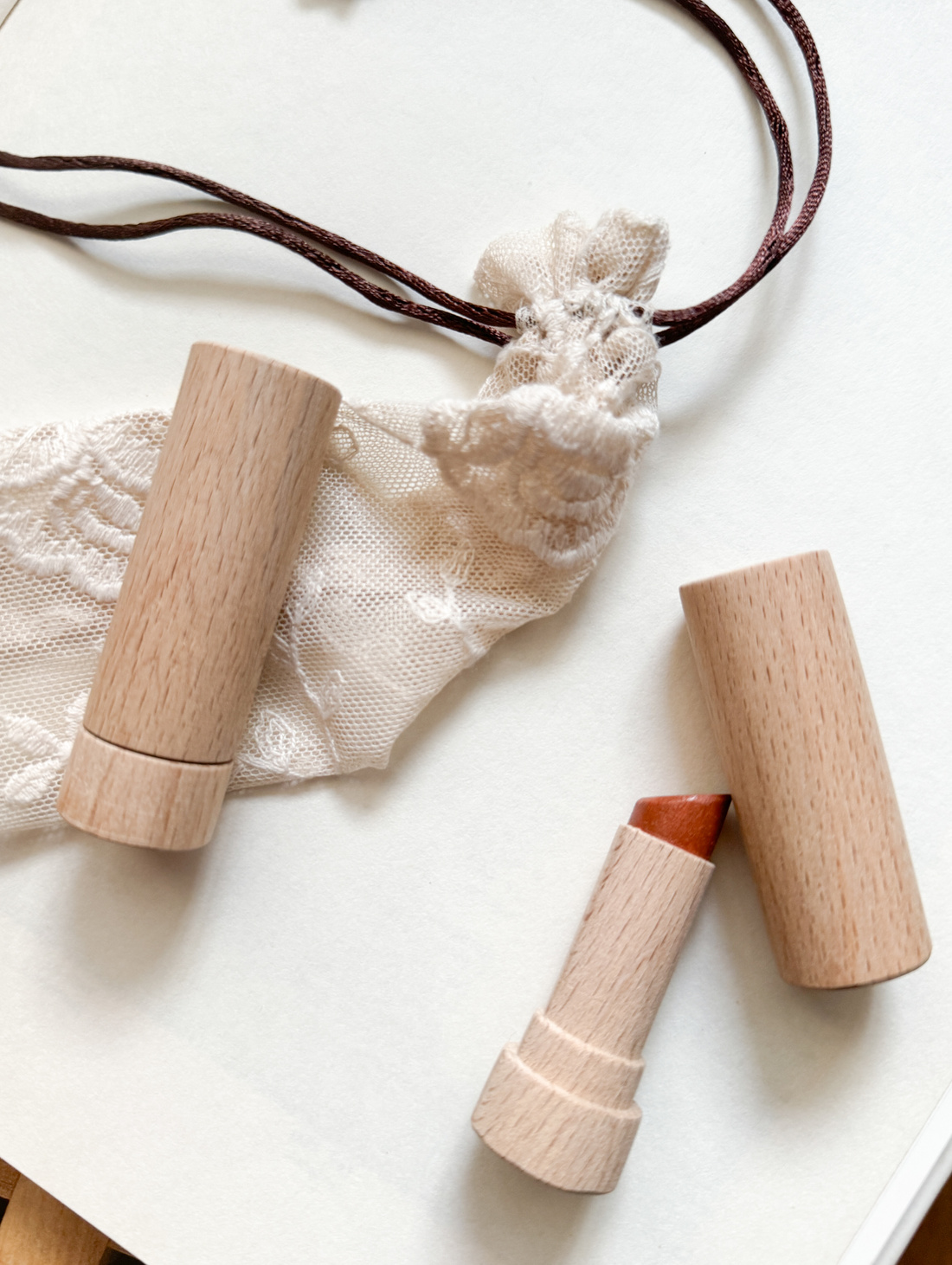 Деревянная игрушечная косметика. Игрушечная помада - фотография товара