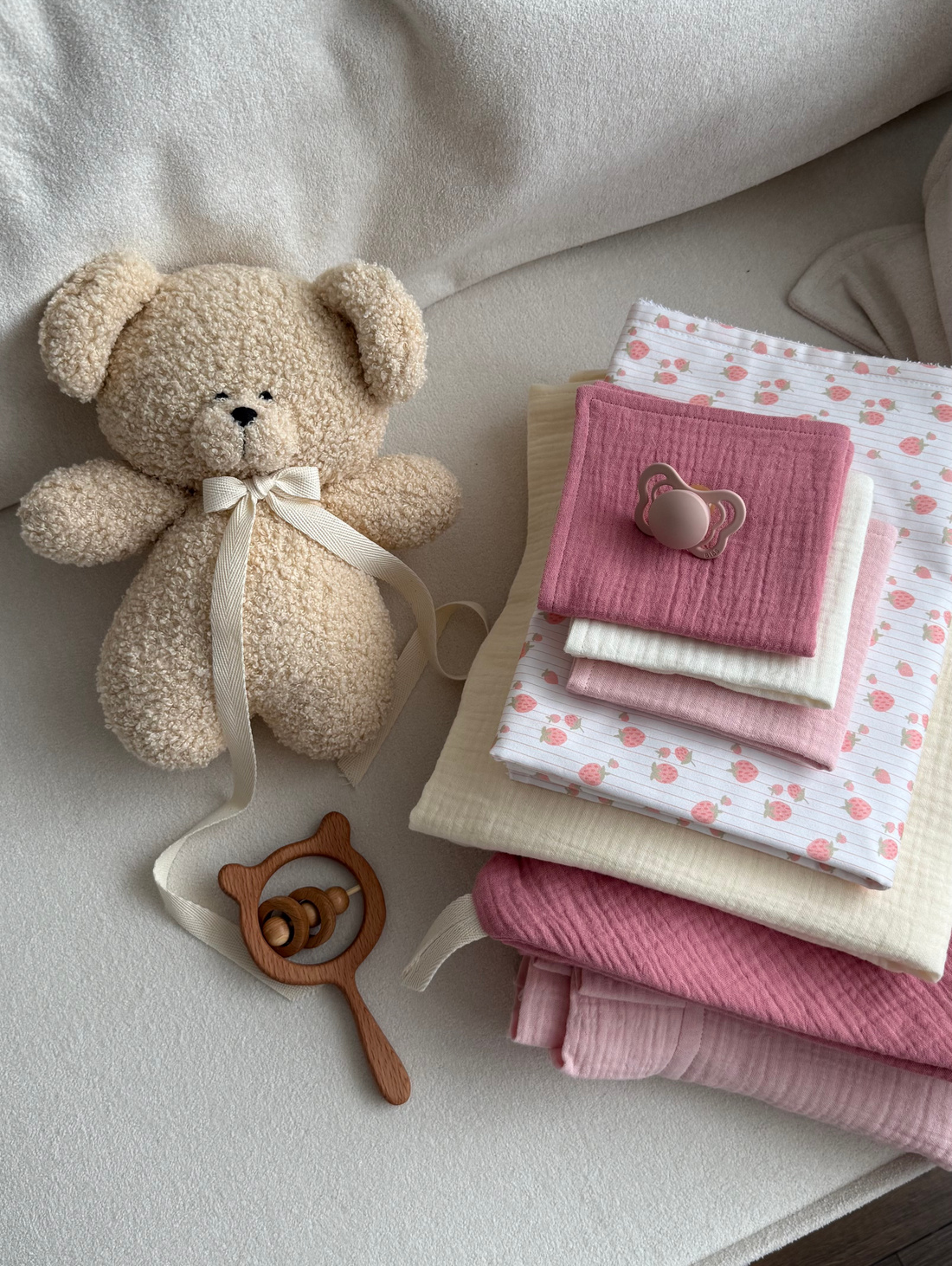 Непромокаемая пеленка "Клубнички в полоску" - фотография товара