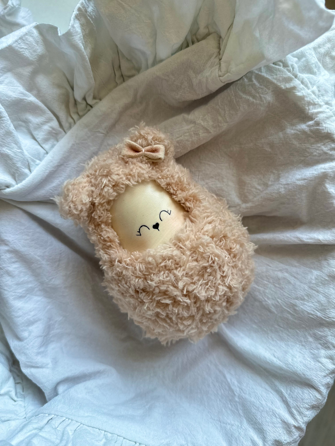 Неваляшка "Мишка" в бежевом оттенке с бантиком - фотография товара