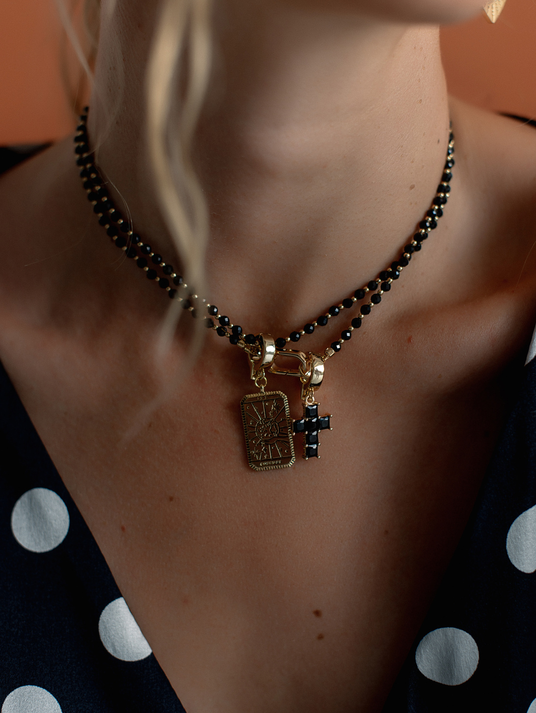 Колье из шпинели Black&Crystal с крестом - фотография товара