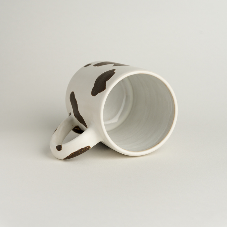 Кружка прямая, Коровка темная 450 мл.