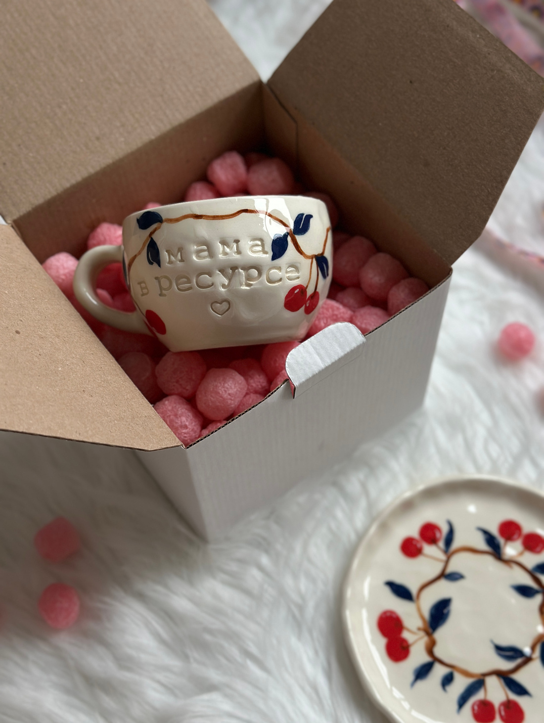 Чайная пара с надписью «мама в ресурсе, мама в а❤️уе» с вишнями - фотография товара