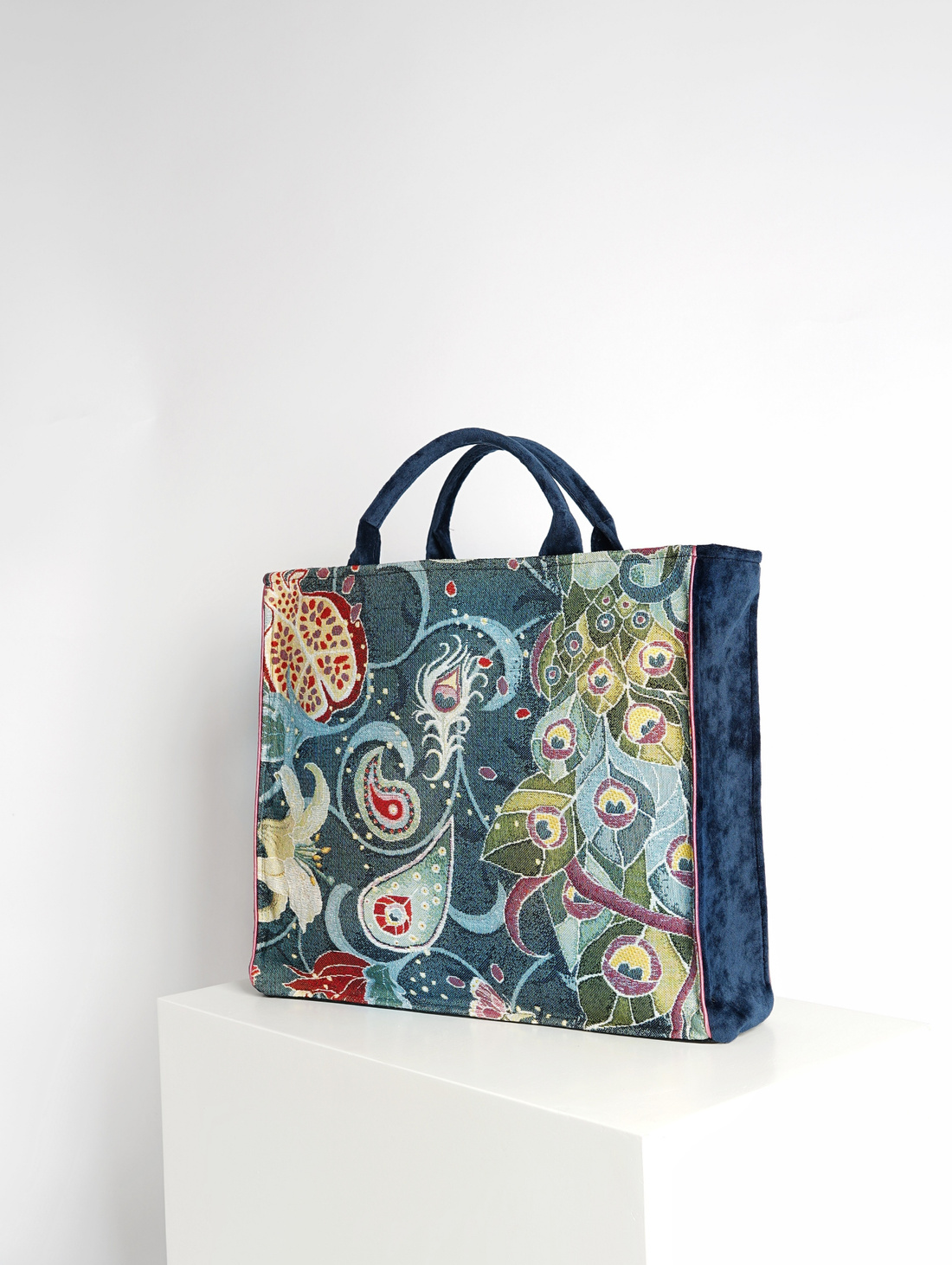 Сумка-шоппер из гобелена "Гранат и павлин" - фотография товара