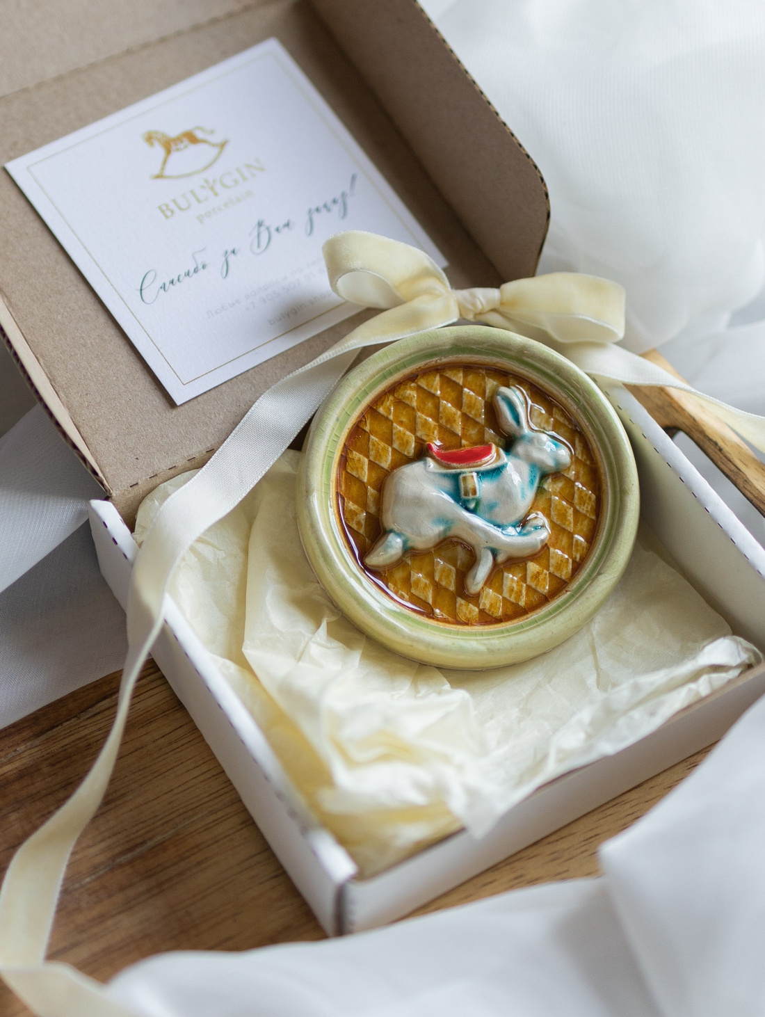 Изразец круглый "Зайчик на оранжевом фоне" - фотография товара