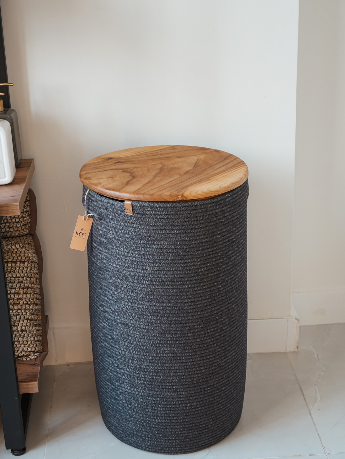 Интерьерная корзина с крышкой из массива дерева - фотография товара