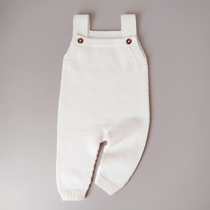 Вязаный комбинезон для новорожденных