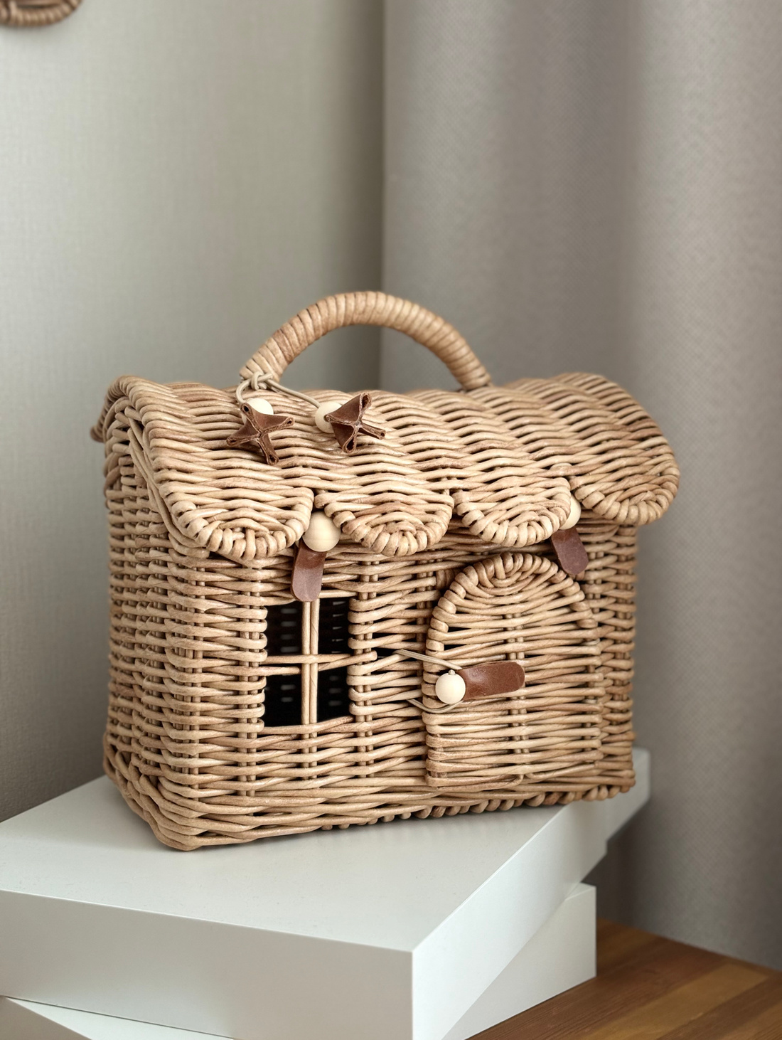 Плетёный кукольный домик-сумка - фотография товара