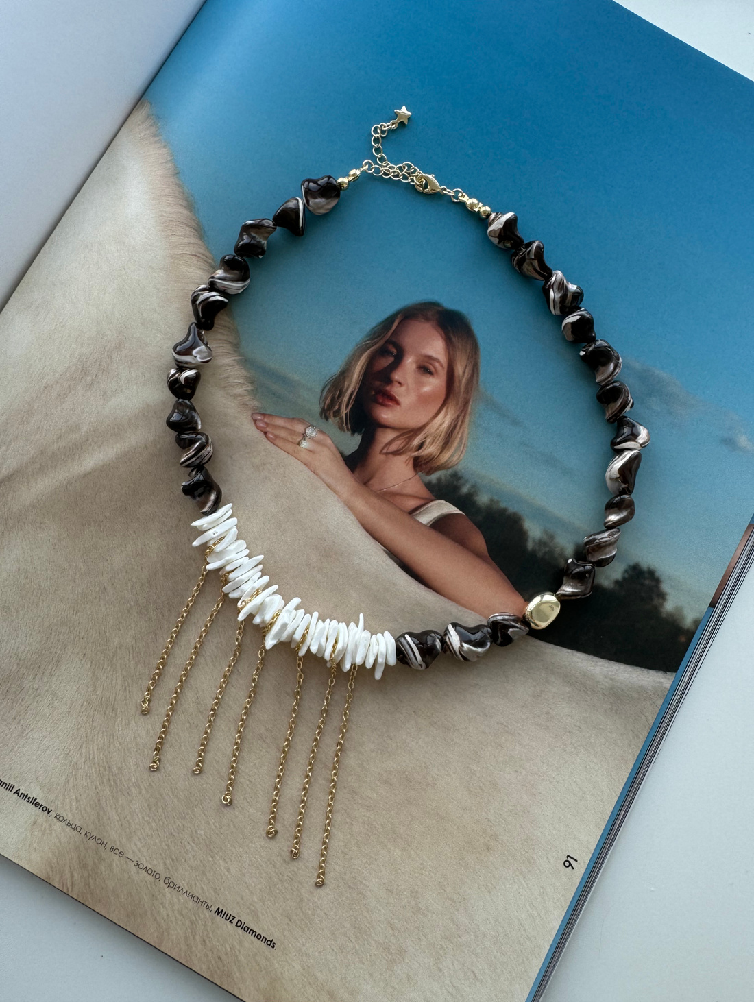 Колье из тонированного перламутра и ракушечника - фотография товара