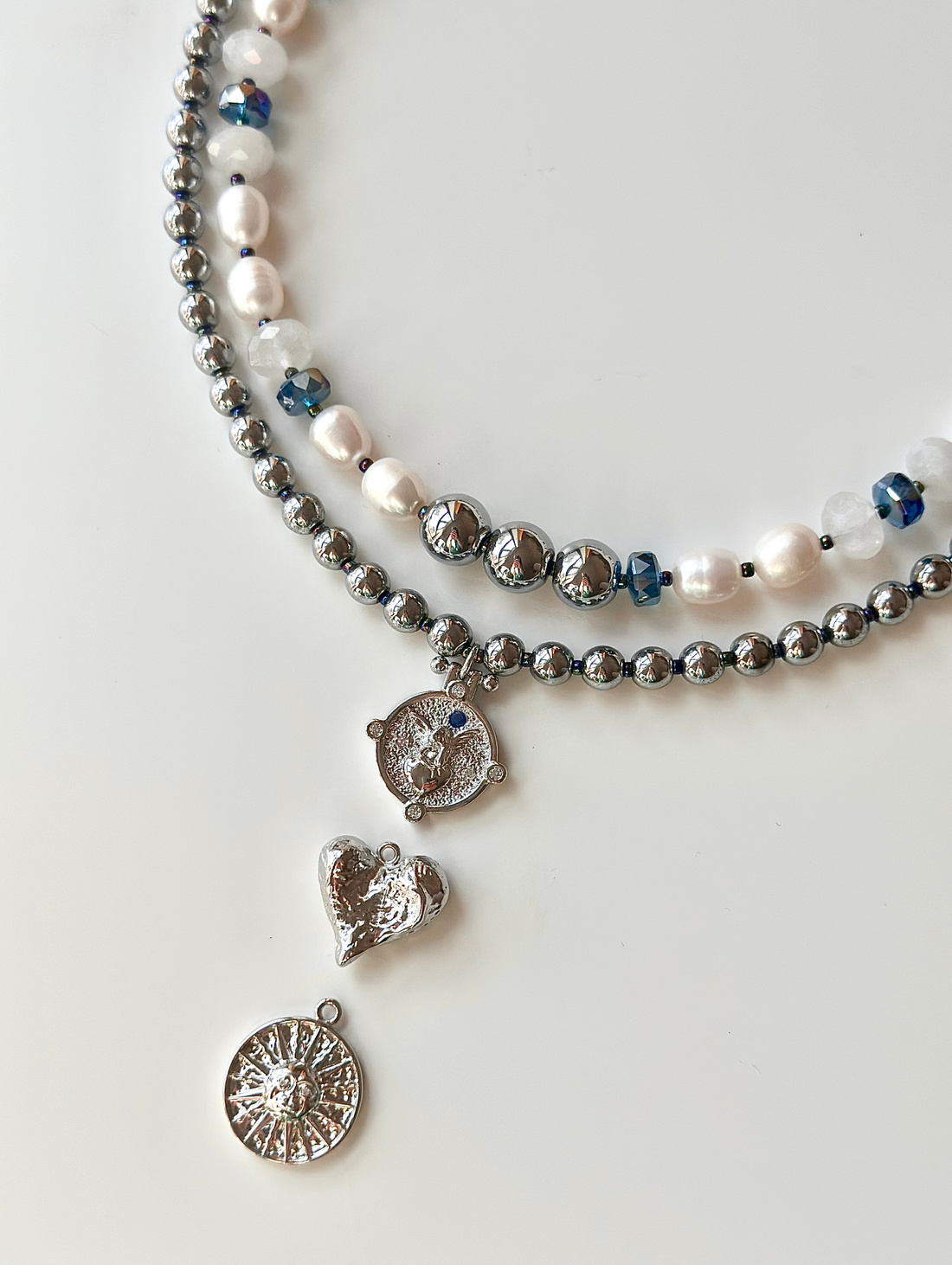 Чокер из гематита с подвеской AMORE - фотография товара