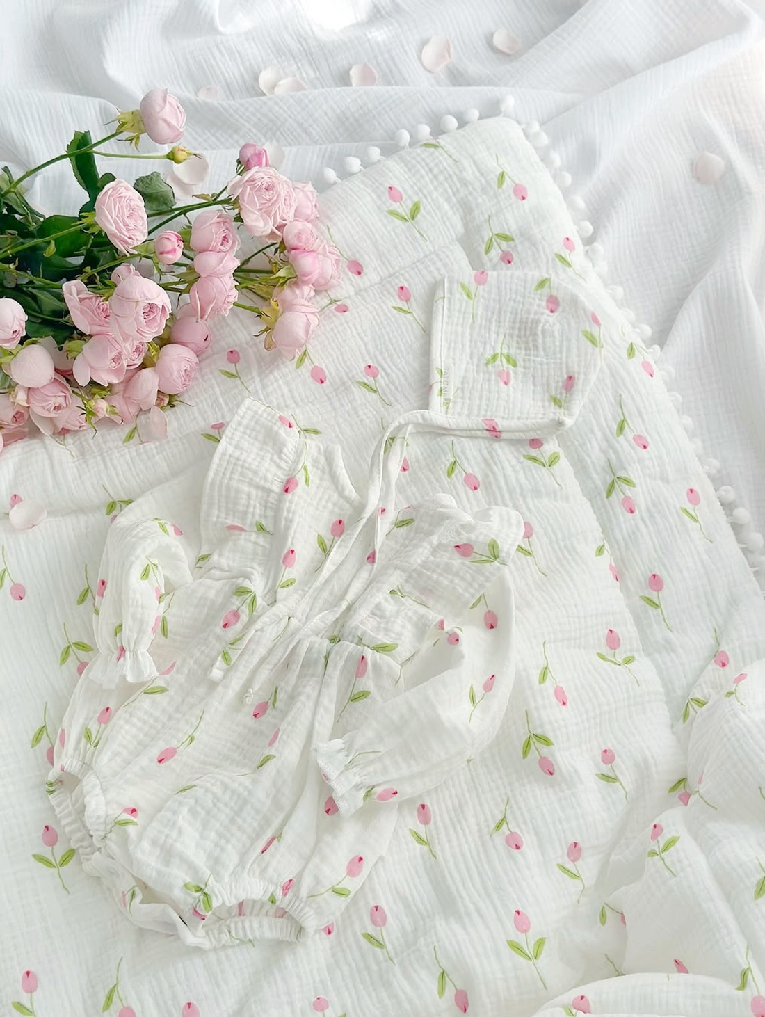 Комплект на выписку из муслина "Тюльпаны" с боди - фотография товара