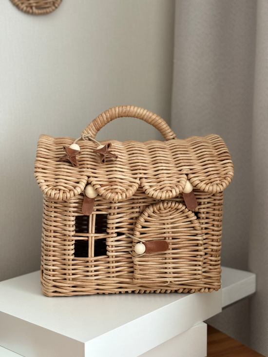 Плетёный кукольный домик-сумка