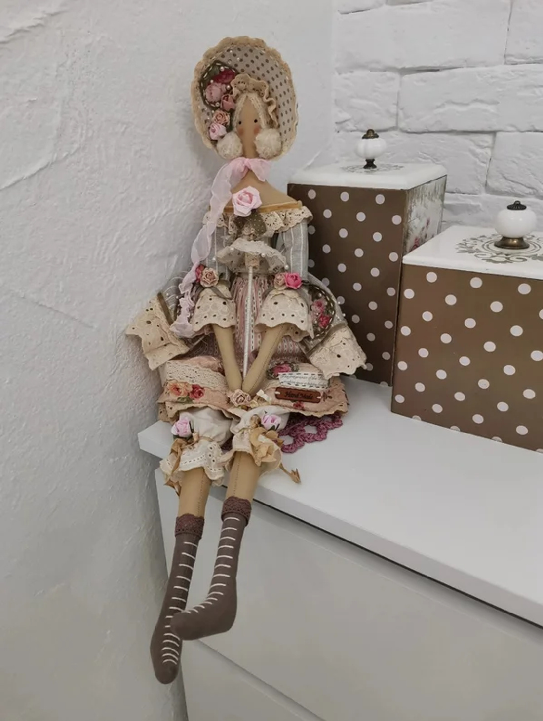 Интерьерная кукла "Барышня с зонтиком" - фотография товара