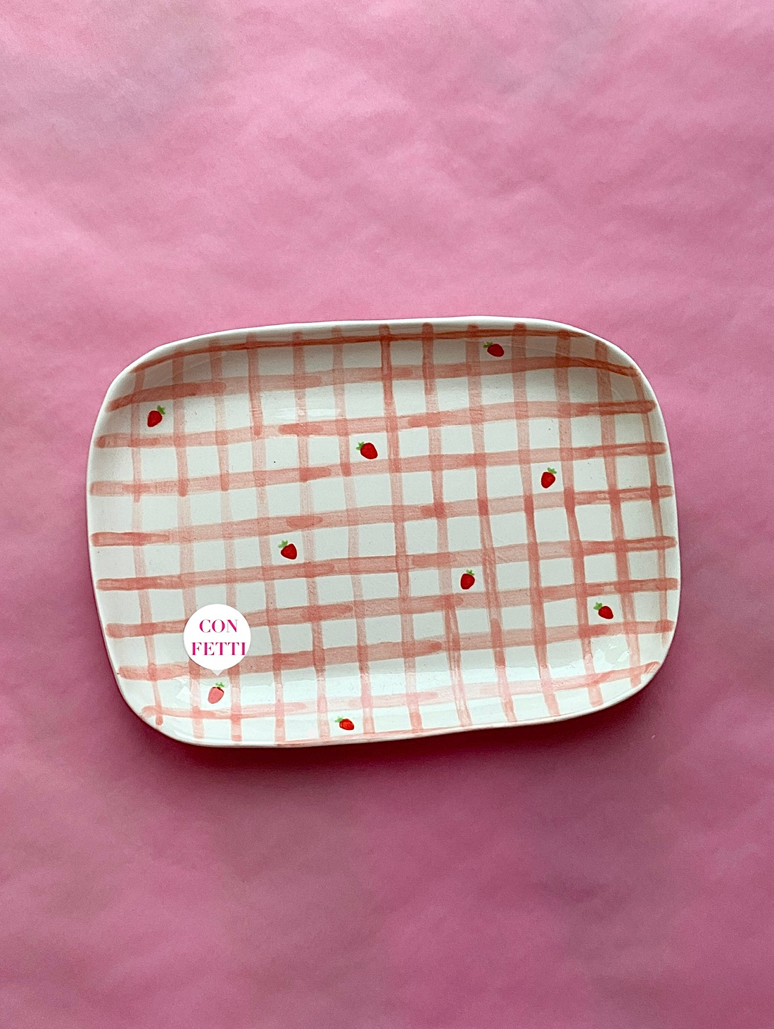 Тарелка-миска в клетку "Виши" с клубничками - фотография товара