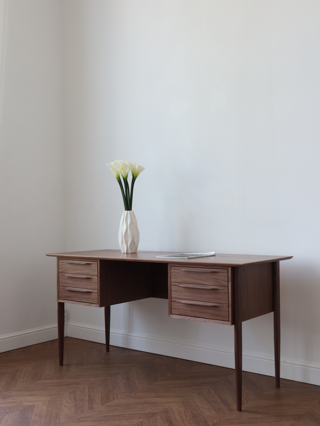 Письменный стол из шпона и массива ореха STL06 - фотография товара