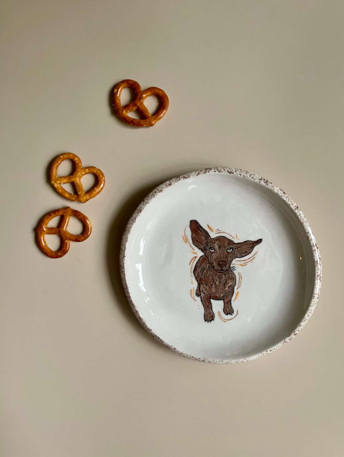 Тарелка керамическая «Шоколадная такса» - фотография товара