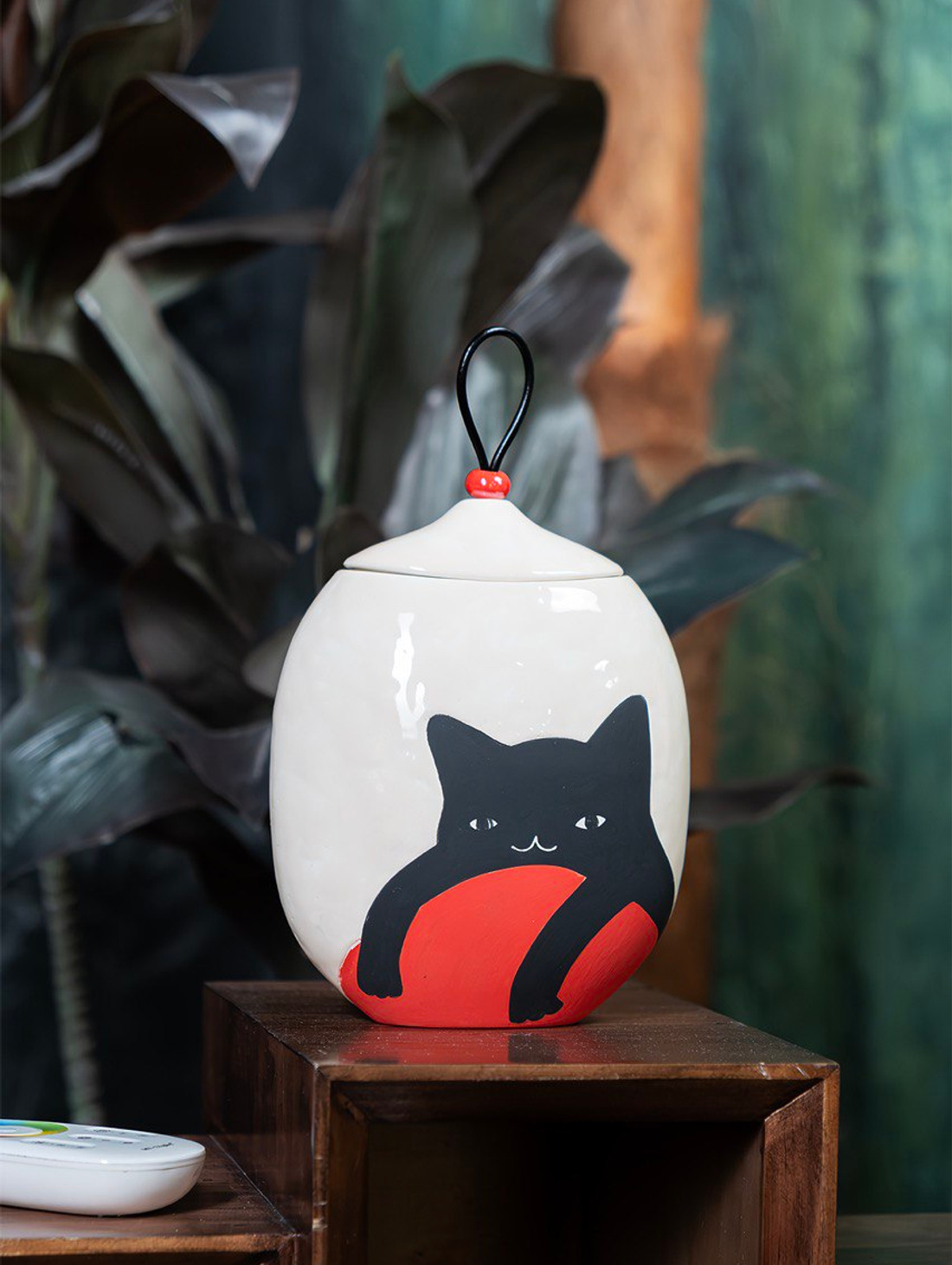 Интерьерная керамическая ваза "Кот на шаре " - фотография товара