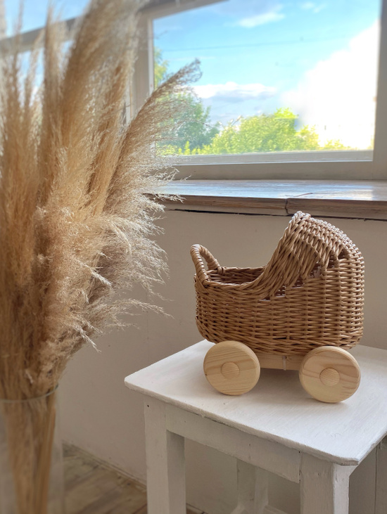 Плетеная коляска для кукол 23 см с постелькой