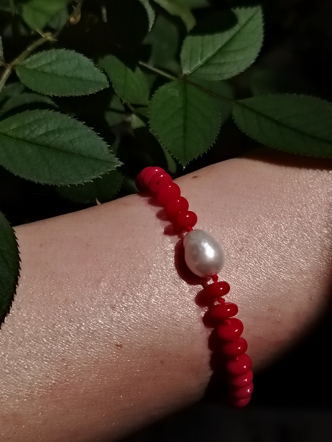 Браслет из красного коралла с жемчугом - фотография товара