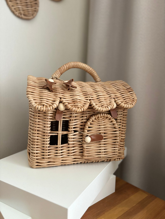 Плетёный кукольный домик-сумка