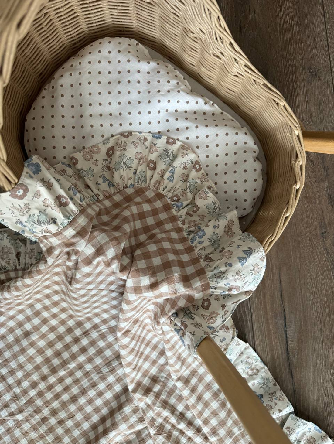 Пелёнка из варёного хлопка с рюшей бежевая клетка с цветами - фотография товара